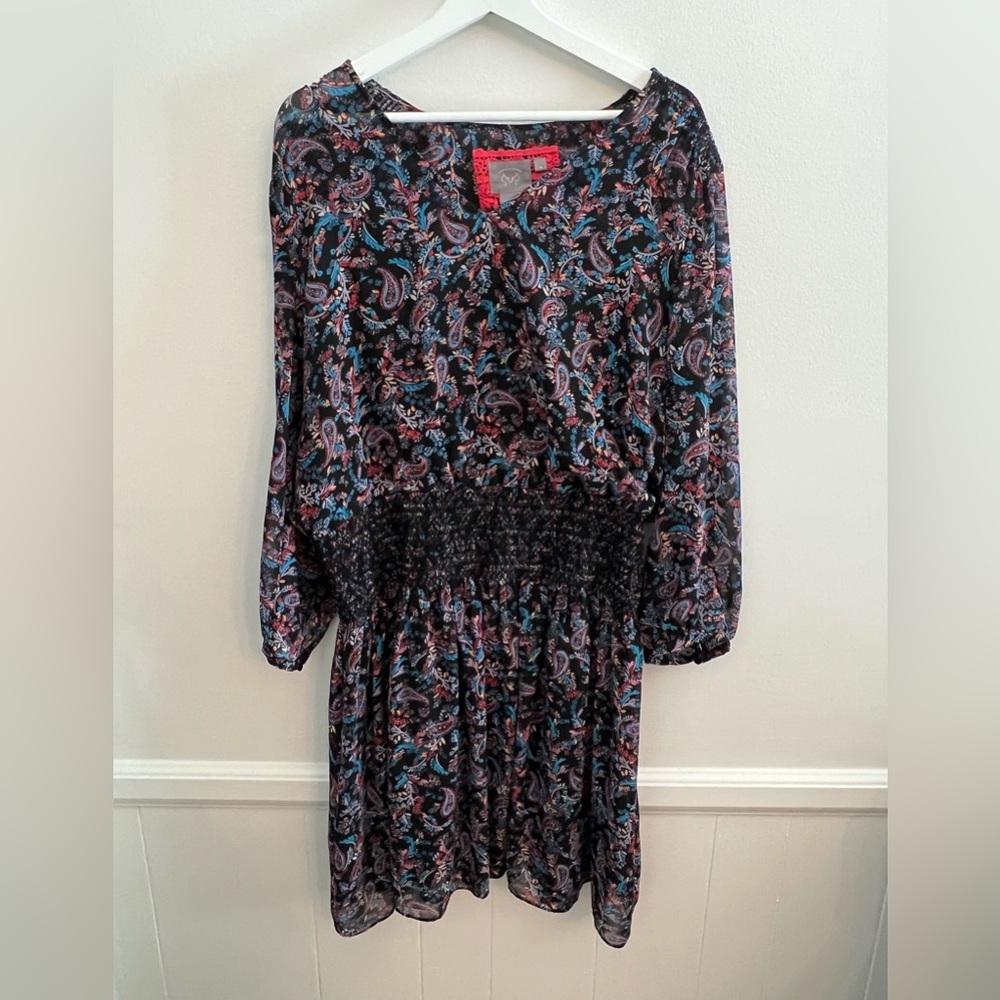 Knee length dress. Black cami lining to bodice. Elastic waist. EUC